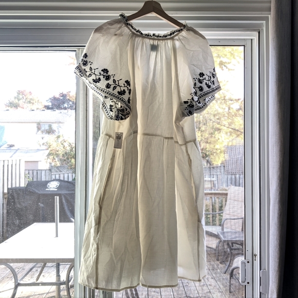 NWT Beautiful Off-white Embroidered Dress with Pockets - Picture 2 of 9